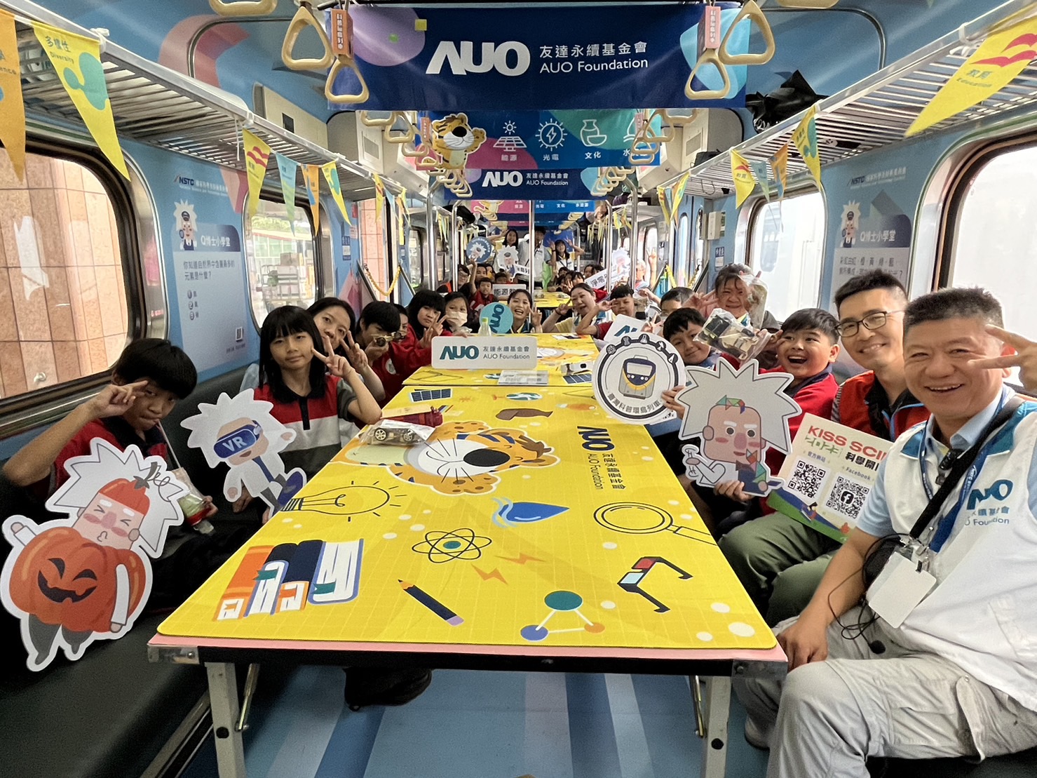 永續基金會參與「臺灣科普環島列車」，設計基礎科學車廂課程，以「淨零碳排和永續能源」為主題，讓學生透過創意實驗認識淨零知識，以及思考生活中的減碳行為