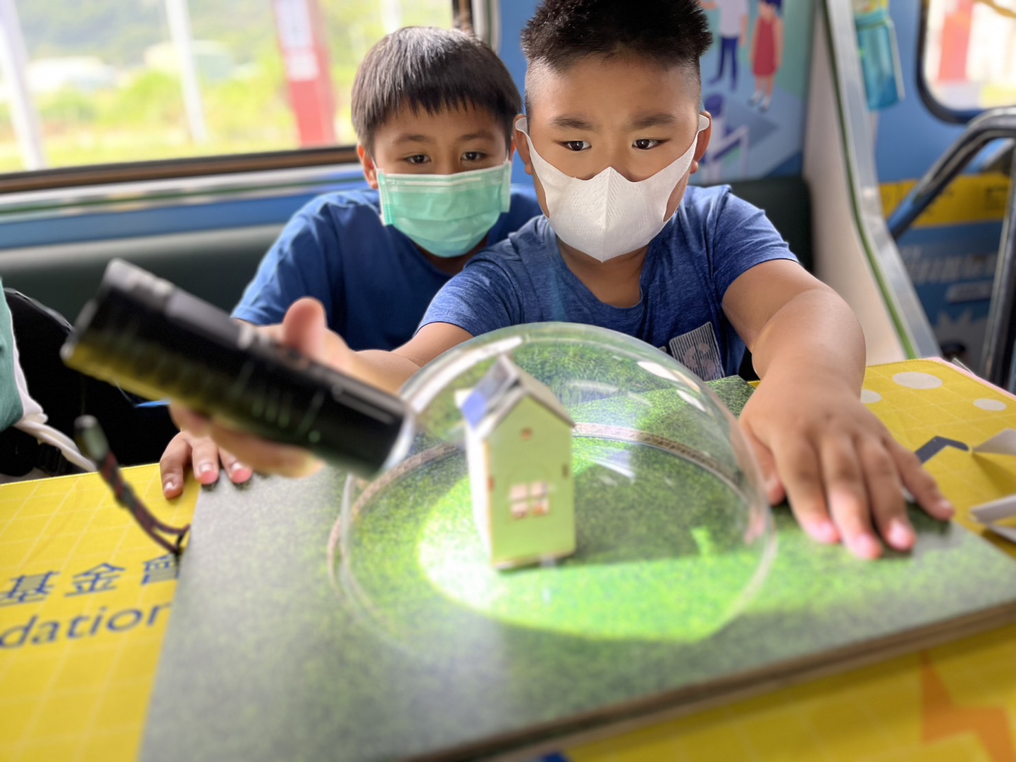 參與基礎科學主題車廂，以STEAM教學精神，設計「逐日科學家」、「太陽能工程師」以及「淨零建築師」三大能源科普課程和實驗