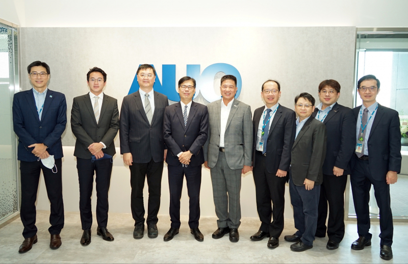 光電前進亞灣成立「AUO解決方案研發中心」，作為多元場域解決方案研發及試驗場域（圖中左為高雄市長陳其邁、圖中右為光電董事長彭双浪）